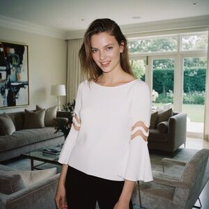 Oscar de la Renta Wool–Silk Flutter Sleeve Sweater

🤍 Size L